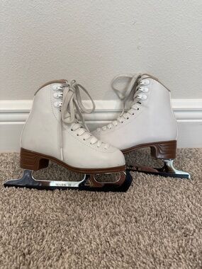Kids White Ice Skates – Classic Lace-Up Winter Boots
